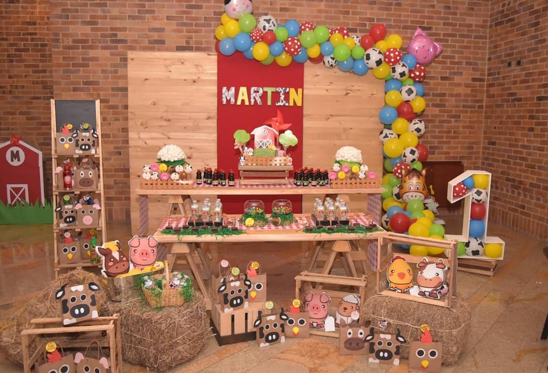 Mesón Doble Caballete
Caballete Pequeña
1.62Cm x 71cm Alto
Caballete Grande
2.15Cmx82Cm Alto+2 caminos
$ 140.000
Escalera lineal 4 peldaños
Color Madera Natural
Alquiler $ 60.000
Heno multi usos $15.000
alquiler de cada uno