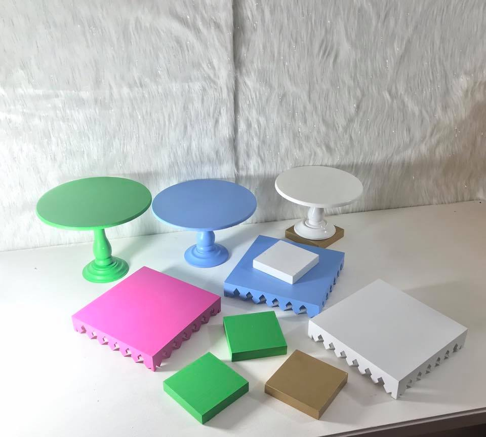 Bases Planas Troqueladas
Color Fucsia ,Blanco,Azul
Medias: 30cm X 30cm 
$20.000
Bases de Postres Cuadradas  Pequeñas $10.000
Base Redonda para Postres 20.000