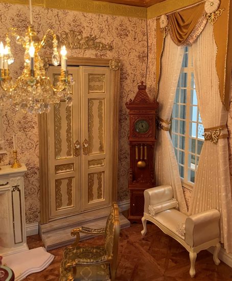 Grand Salon
Front Window