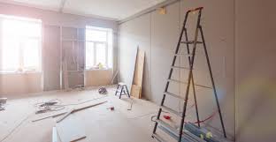 mujer con camisa blanca de manga larga con botones sosteniendo una tarjeta blanca