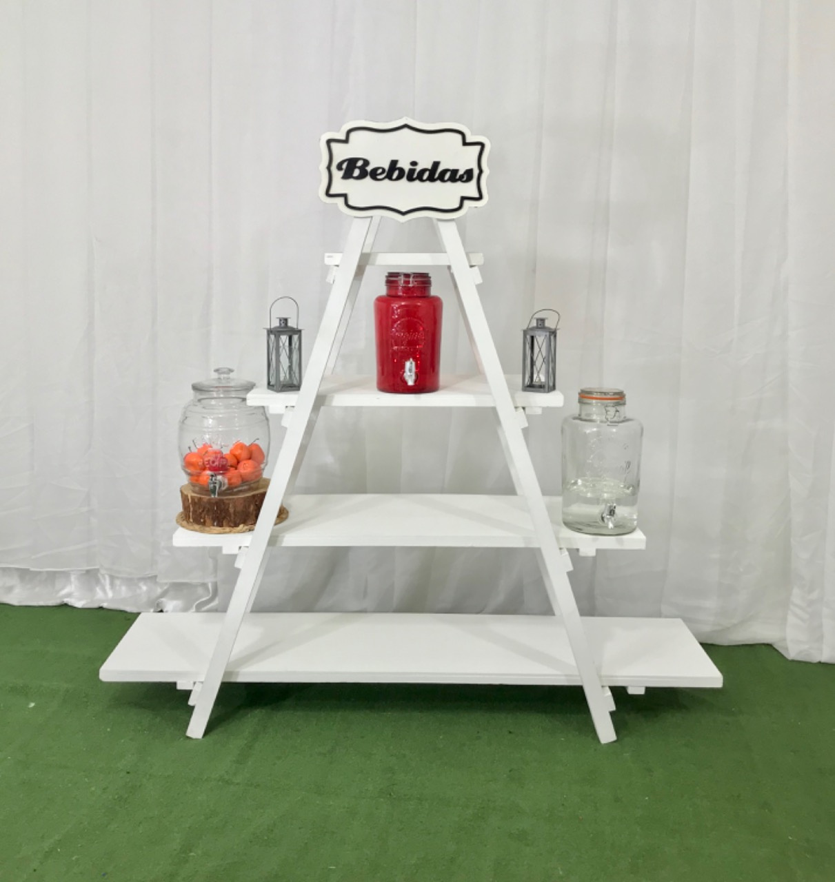 Escalera Color Blanco 
 Tipo Tijera 
Altura 153 cm 
Profundidad 40 cm 
Alquiler $  60.000