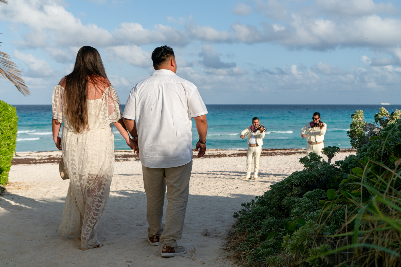 https://0201.nccdn.net/1_2/000/000/0b4/176/romantic-mariachi-proposal-in-cancu%CC%81n058.jpg