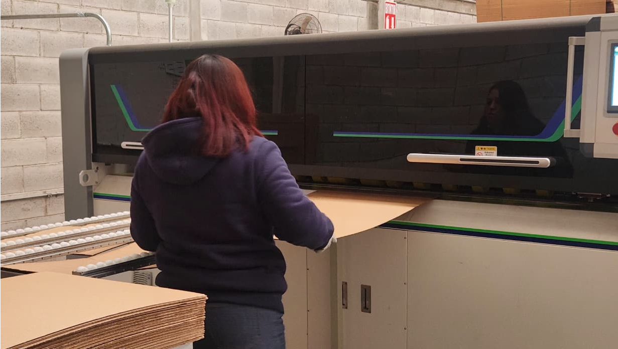 Chip de computadora en un circuito impreso con luces brillantes.