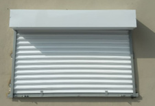 Cortina de acero fabricada en lamina europea pintro blanco cal.24 con taparollo cuadrado