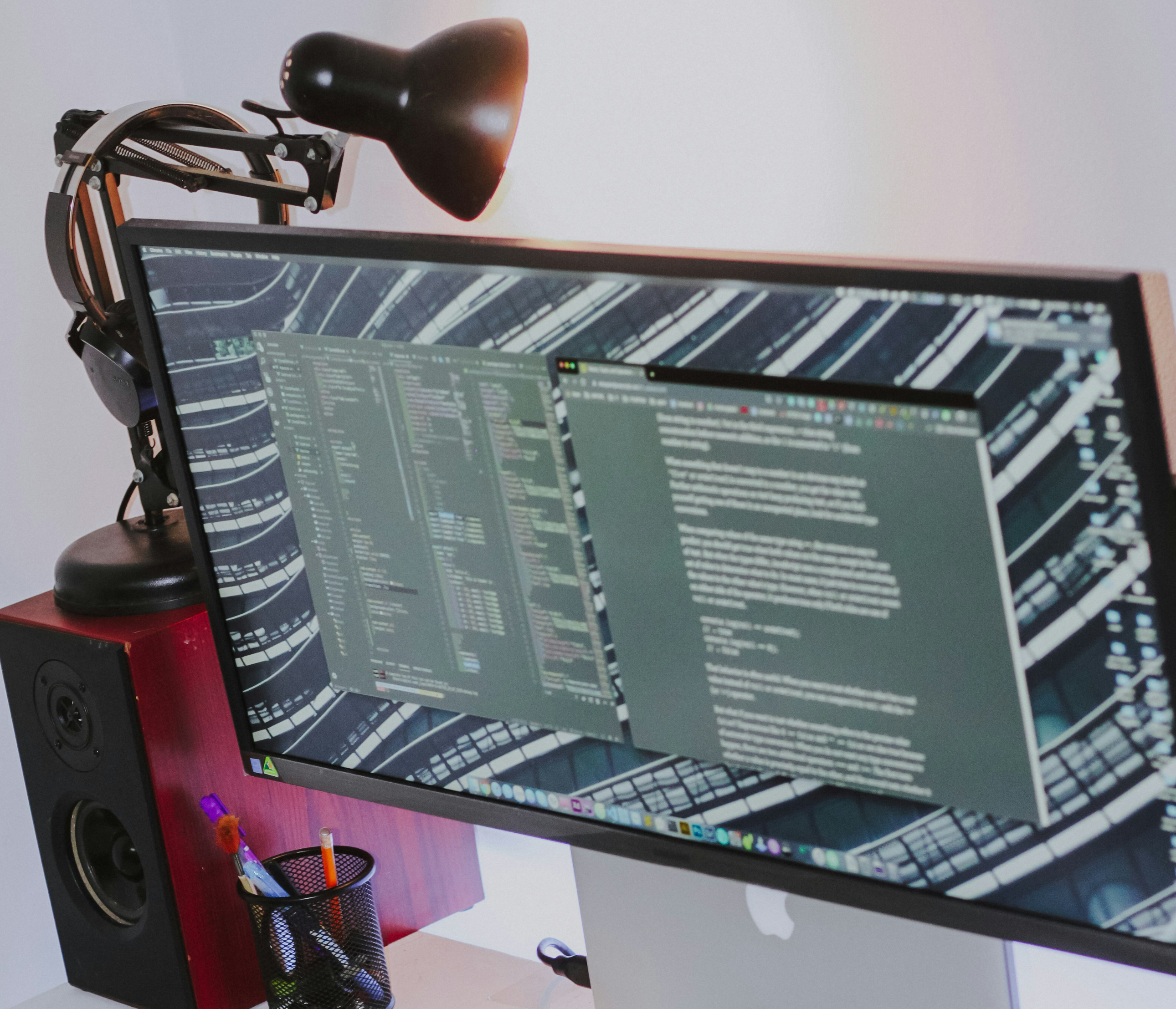 Estantería de tienda con productos diversos, cajas coloridas y materiales de papelería en primer plano.