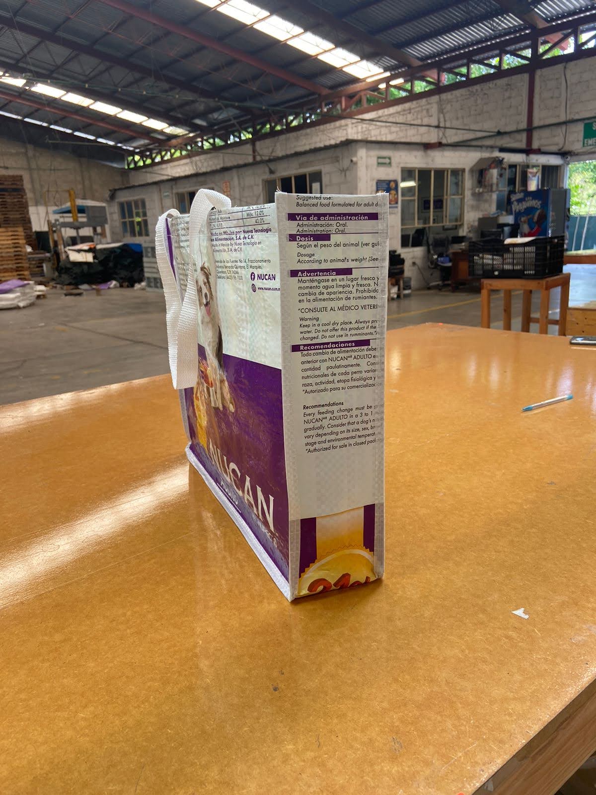 una habitación con mesas y sillas