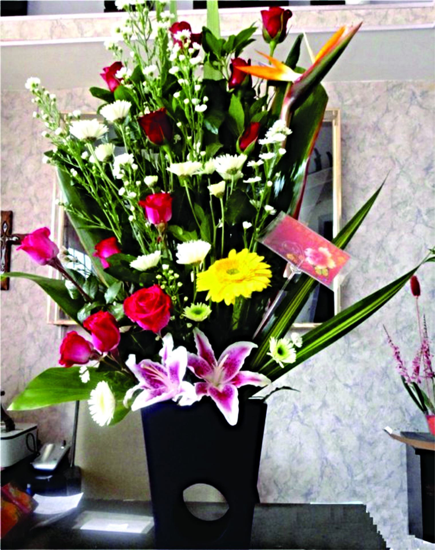 Arreglo A18 de 12 rosas rojas con dos lilies pueden variar de color, una gerbera y una ave de paraiso.
$ 850