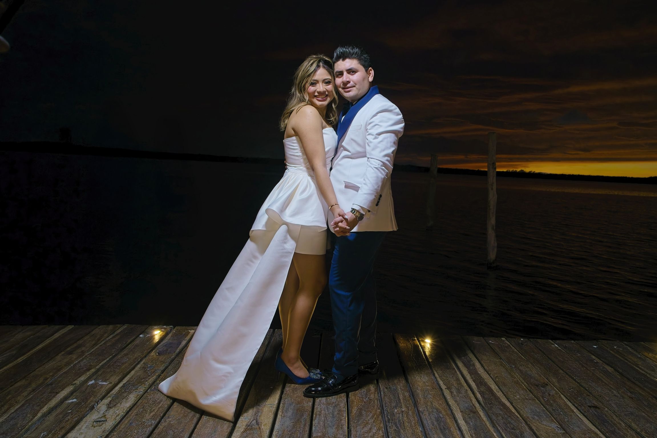 https://0201.nccdn.net/1_2/000/000/0b5/626/luxartifices-wedding-navios-cancun-bride-and-groom-sunset064.jpg