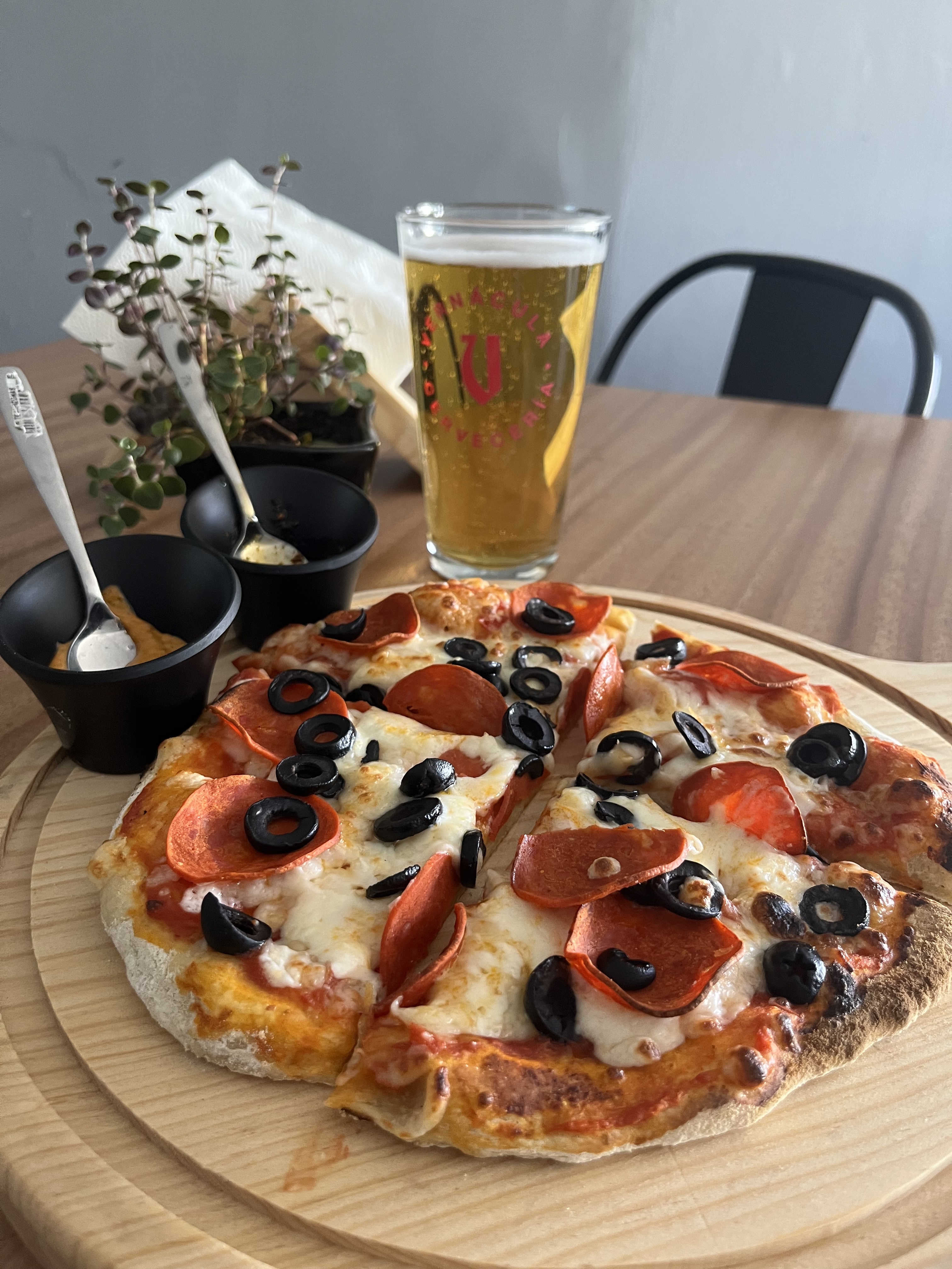 persona sosteniendo un plato blanco con comida