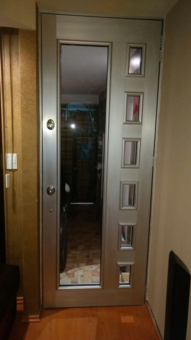 Puerta de vidrio y aluminio natural (línea española).