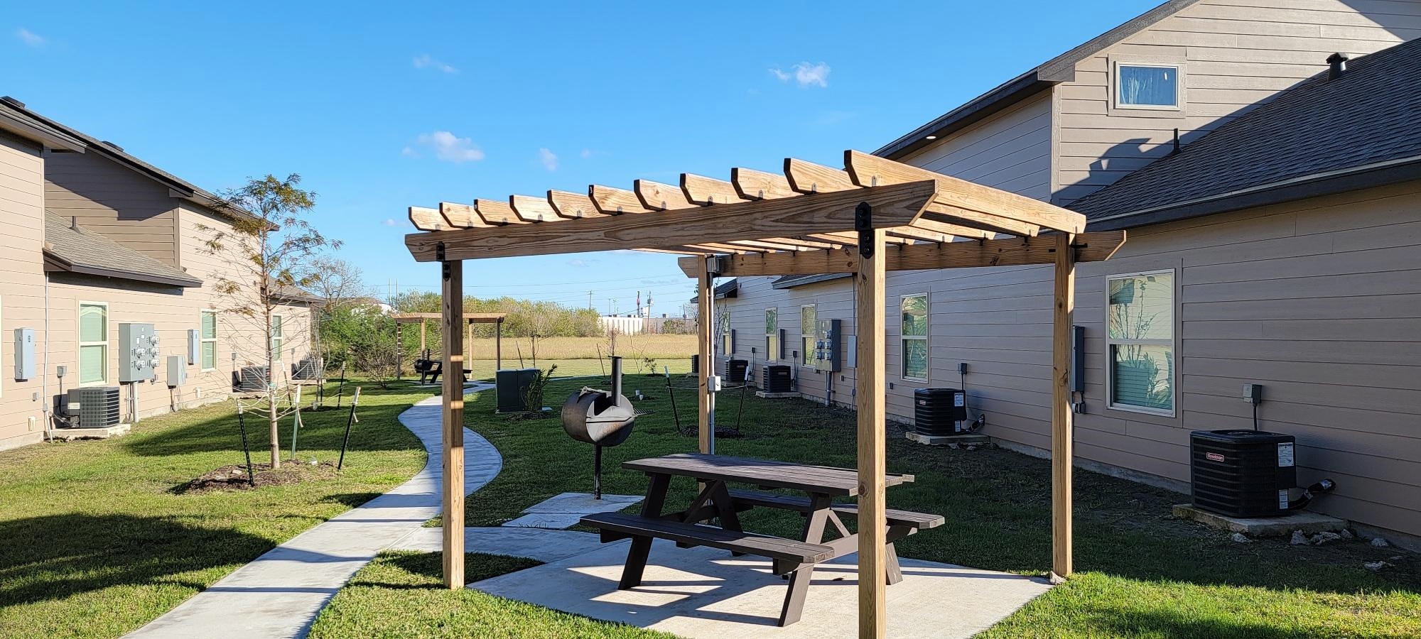 https://0201.nccdn.net/1_2/000/000/0b6/87a/enclave.courtyard.1.jpg