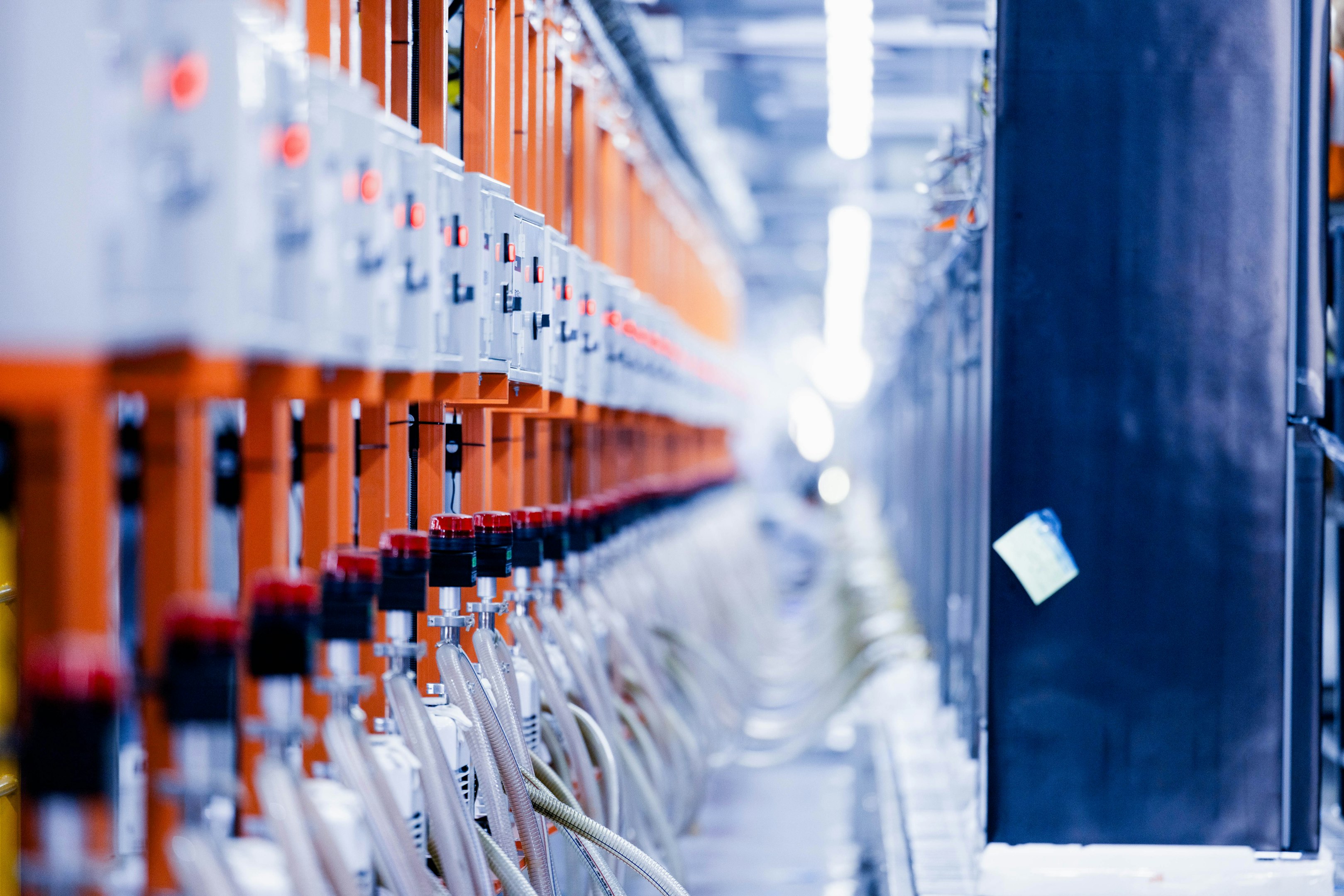 una fila de cables eléctricos naranjas y blancos