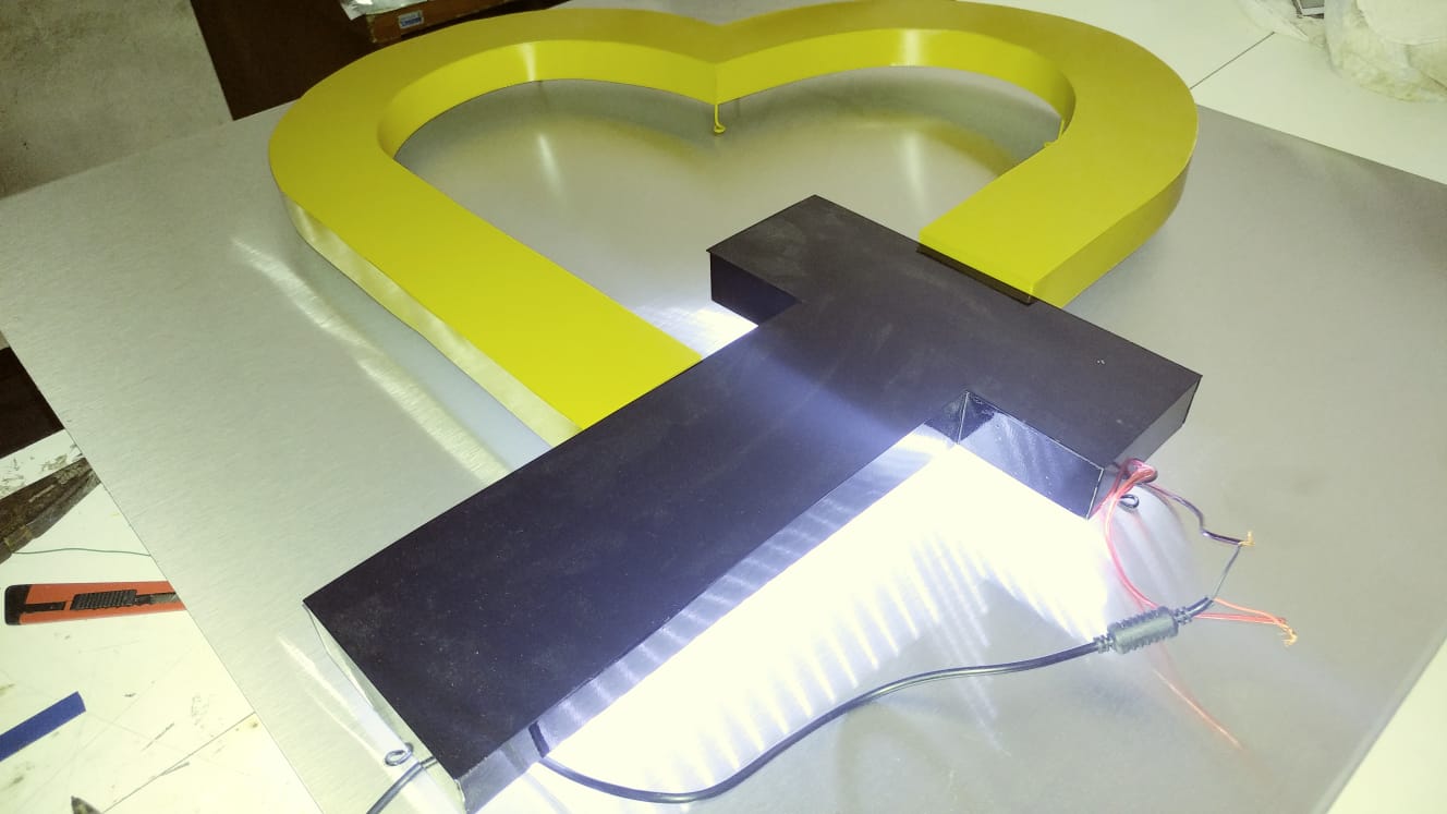 LETRAS EM CHAPA GALVANIZADA, ILUMINADAS COM LEDS