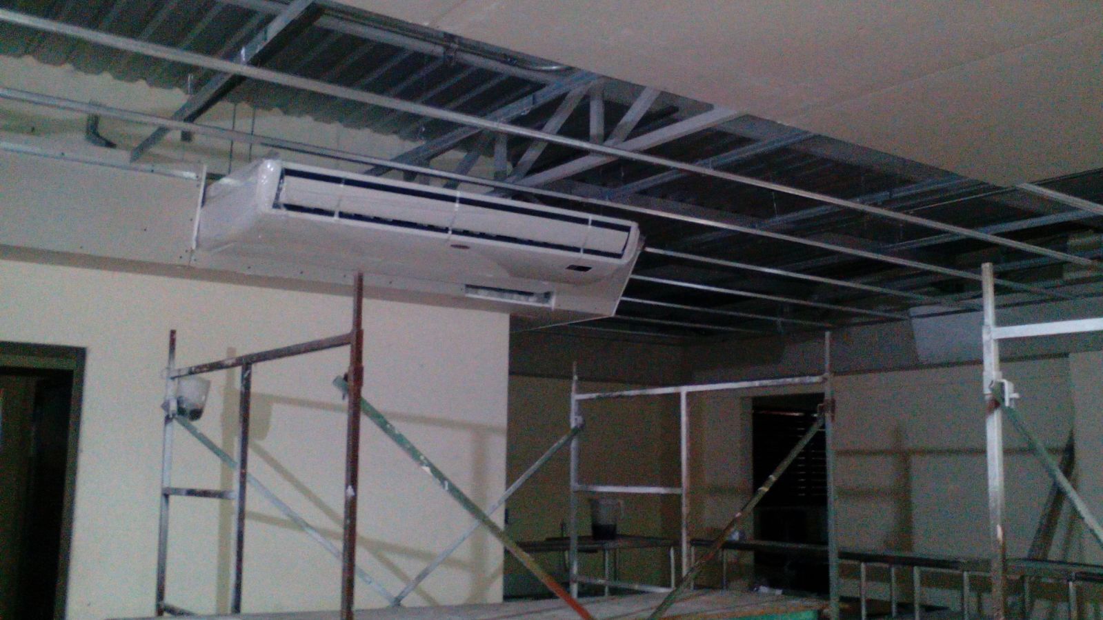 Instalación de Piso- Techo de 5 T.R.