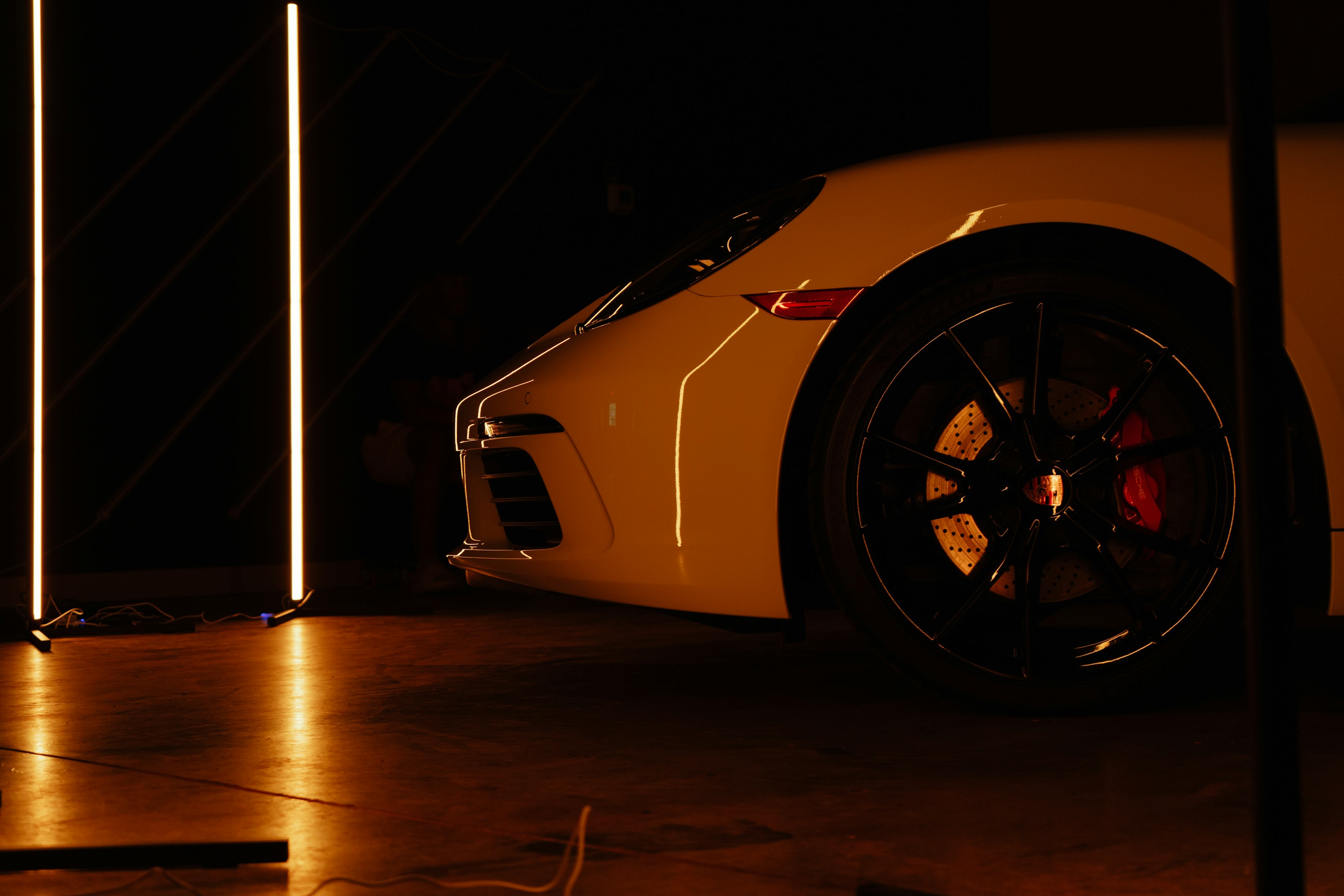 Un coche deportivo amarillo estacionado en un garaje