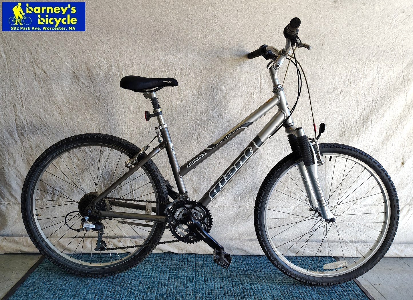 Giant Sedona LX Step-Thru
Frame Size: 17" MD / Rider Height: 5'6-5'9
Price: $379.00 (Professionally Tuned)
