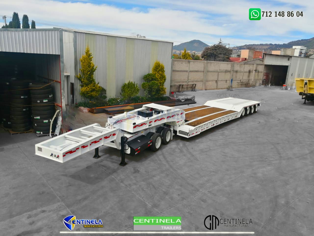 hombre sujetando estructura de acero gris