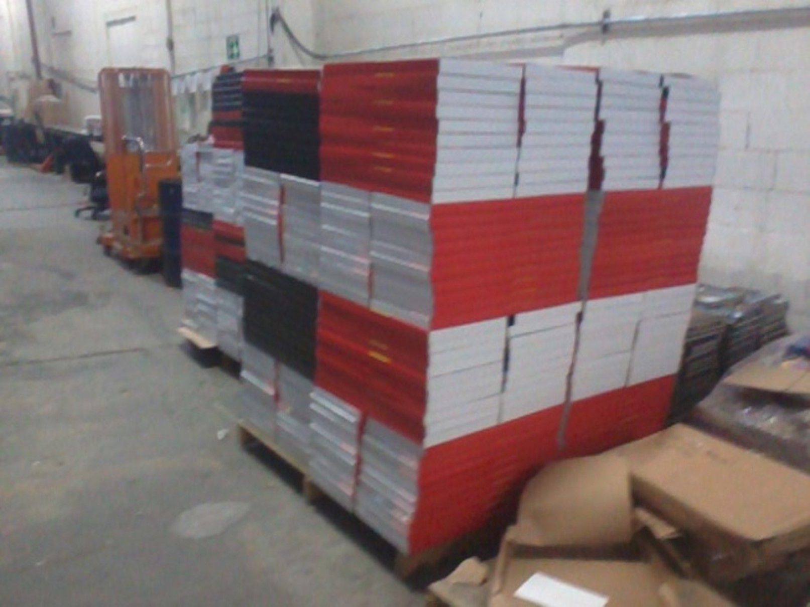 caja de cartón marrón y blanca