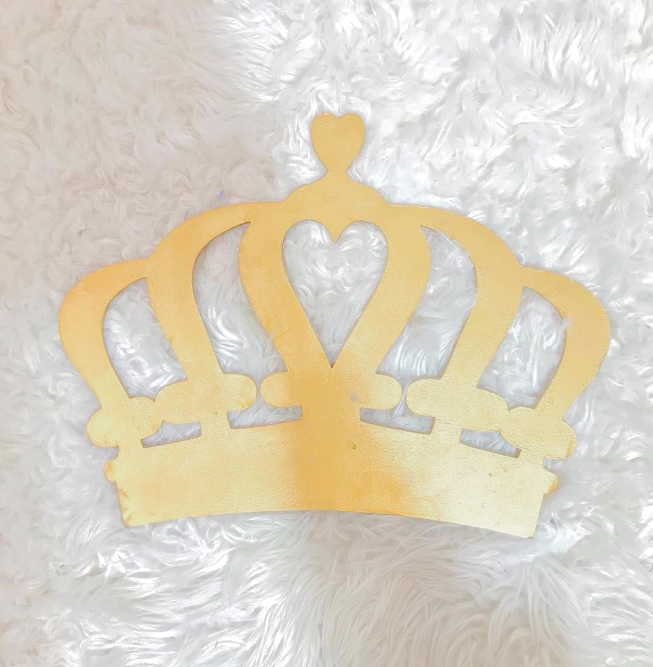 Tiara Pequeña Dorada 
32cm Alto
43cm Ancho
Alquiler $30.000