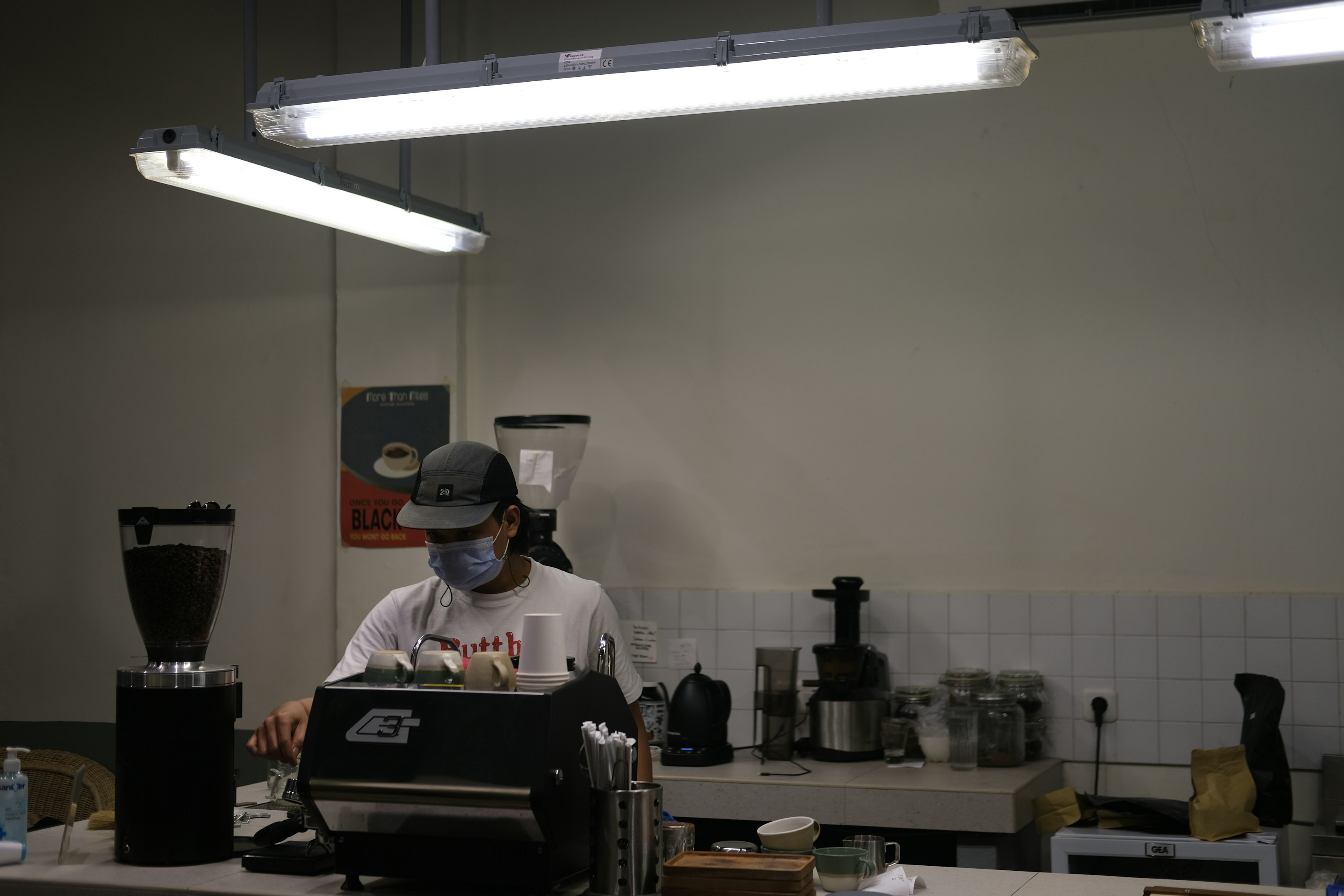 hombre con camisa negra sentado en una silla