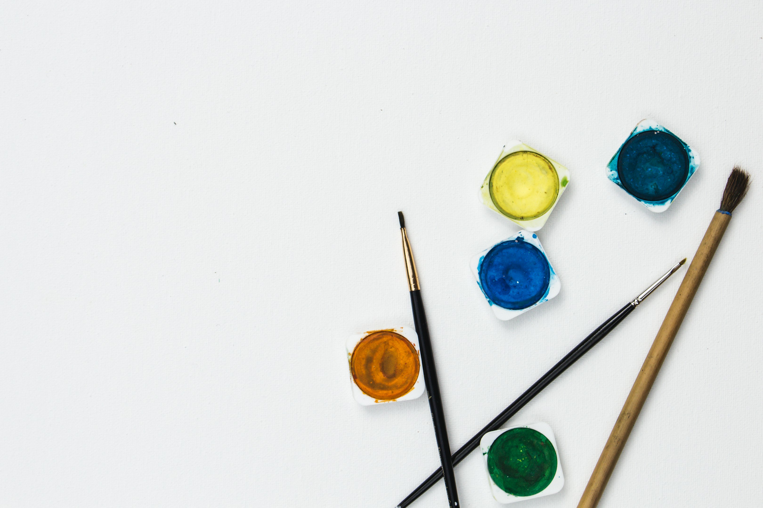 pinturas de varios colores y pinceles