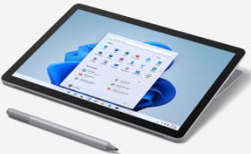 Tablet con pantalla mostrando el menú de inicio de Windows 11, acompañada de un lápiz óptico.