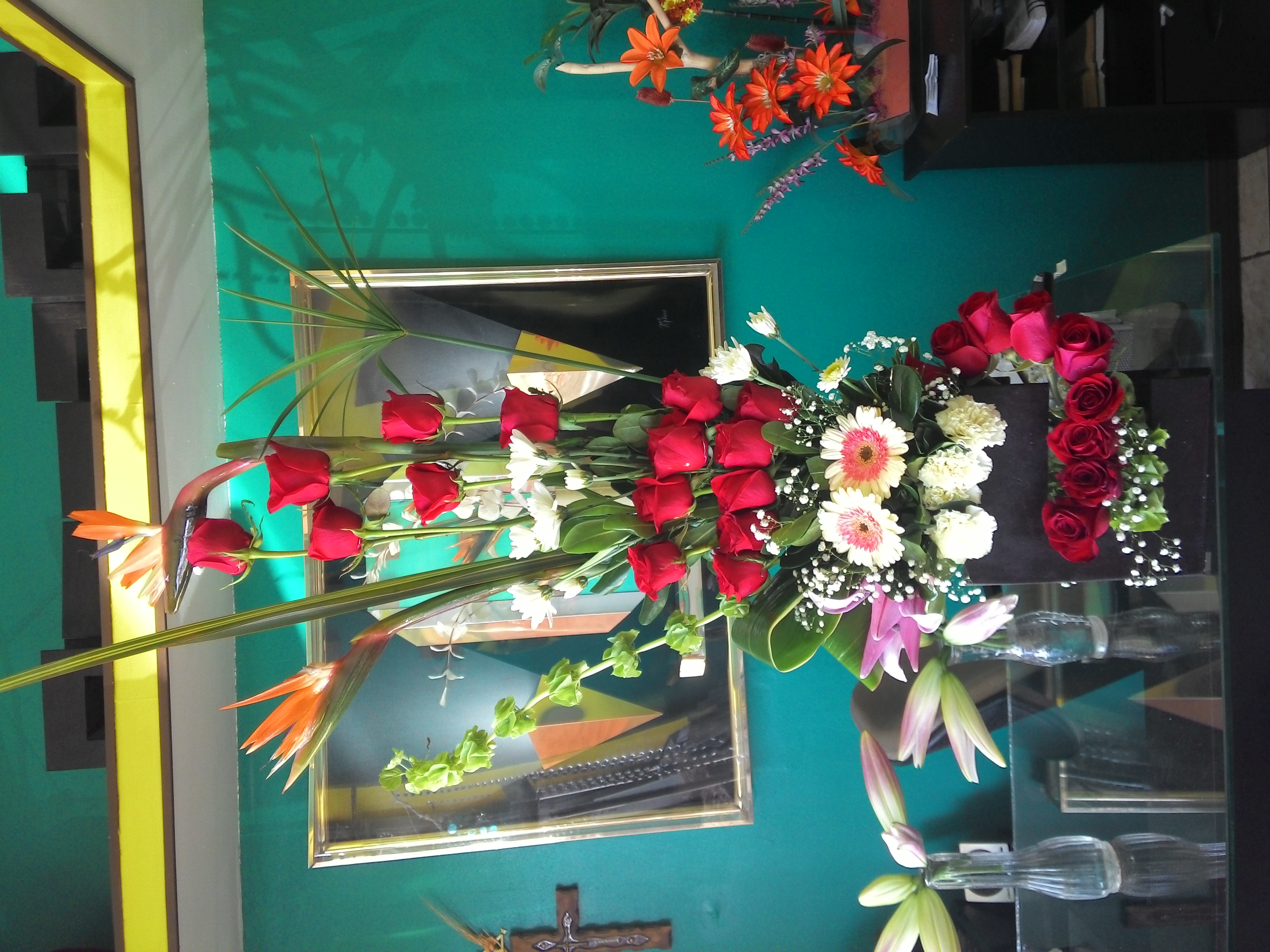 Arreglo A30 de 24 rosas rojas,ave de paraiso,gerbera,lilies.
$ 1300