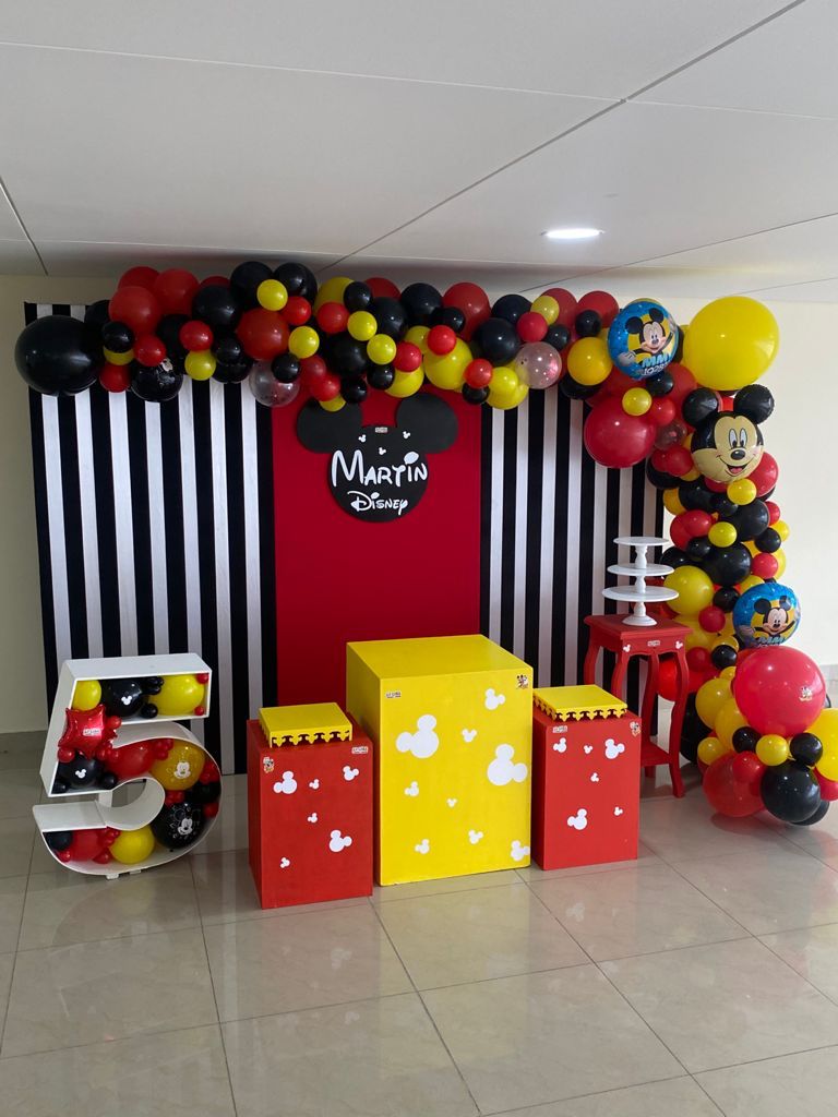 Altura 2.20m x 1.04m
Rojo $ 60.000
Negro a Rayas Blancas $ 80.000
Precio unitario por modulo
Imagen referencial de 3 módulos
(SE ADAPTA AL COLOR QUE GUSTE