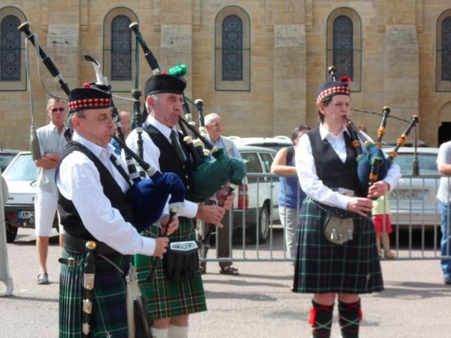 Glentrew Pipers at Palace de L&apos;Englise - Charolles
