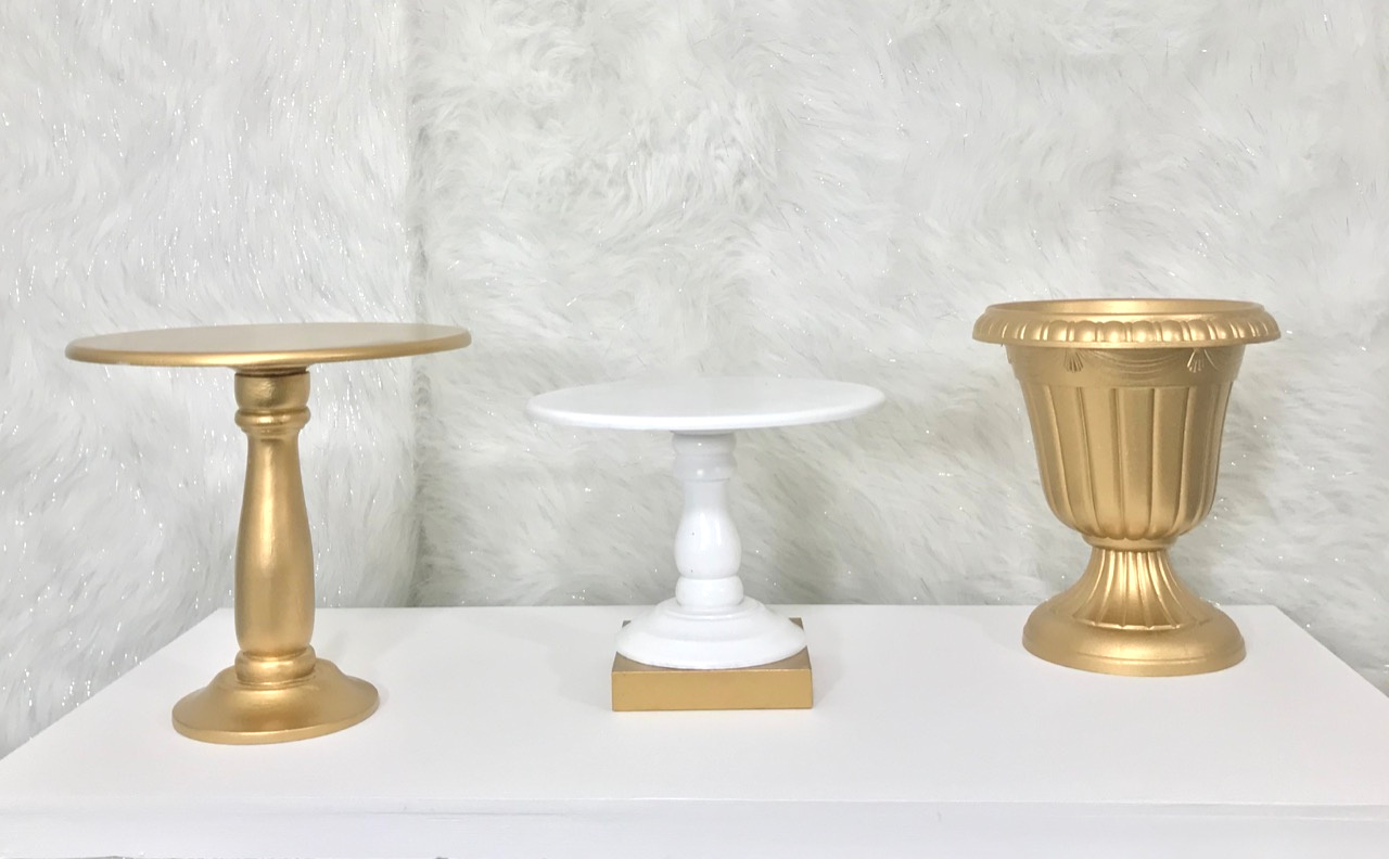 Base Redonda  para Postres
30 cm Diámetro 
$ 20.000 
Bases de Postres Cuadradas  Pequeñas $10.000
Floreros Imperiales 
 Modelo 1: 22 Diametro-29cm Alto $20.000