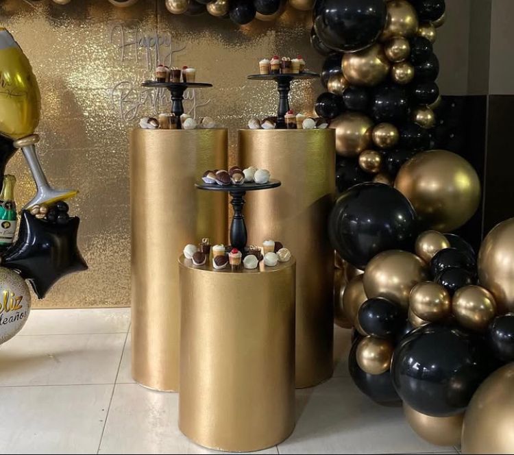 Mesas Cilindricas Doradas
Medidas:
Mediana 40, 5D X 1,02 M Altura .
Pequeña 40, 5D X 58 CM Altura.
$ 80.000 unidad