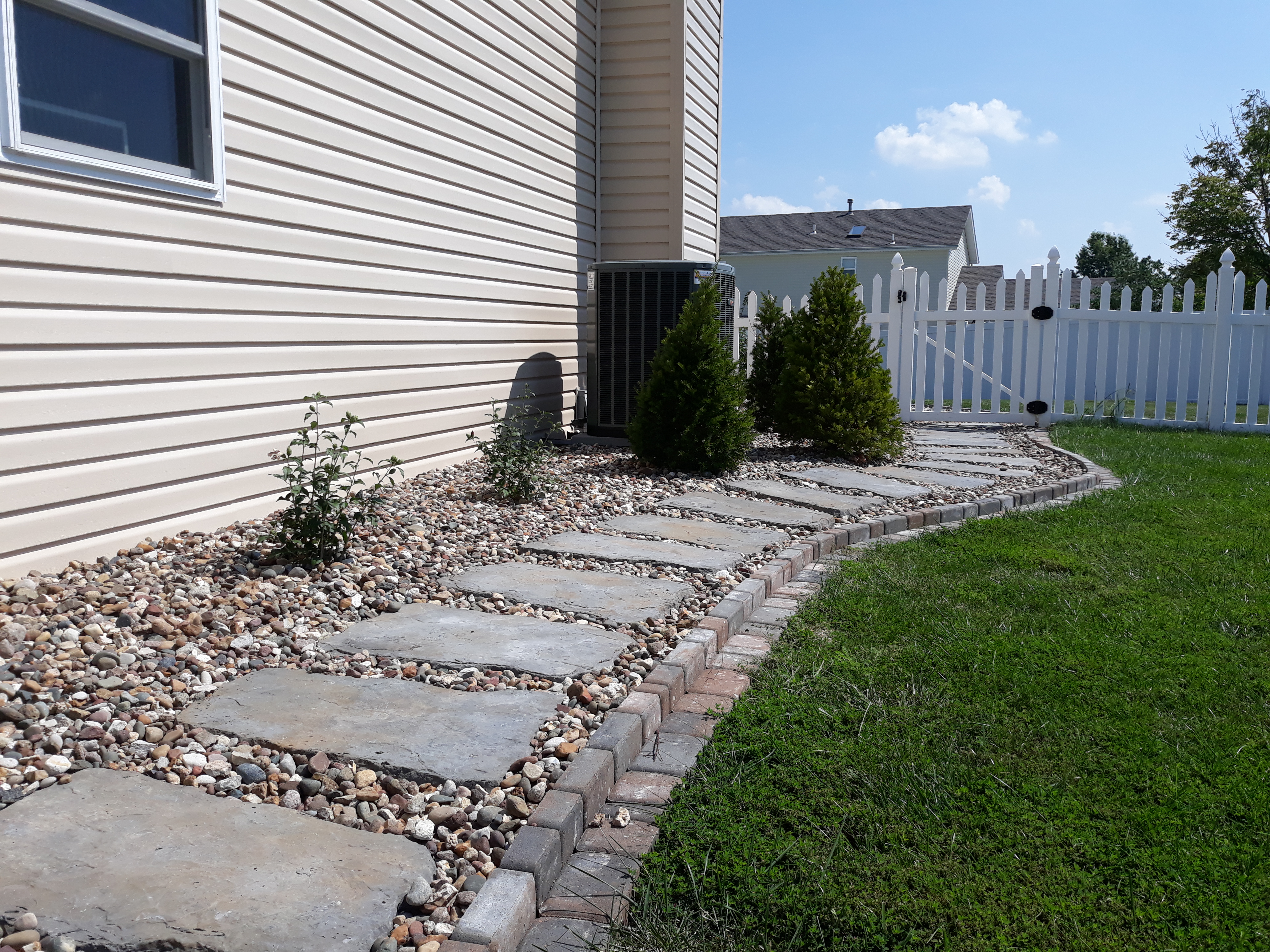 https://0201.nccdn.net/1_2/000/000/0b9/616/garden-pathway-stepstones.jpg