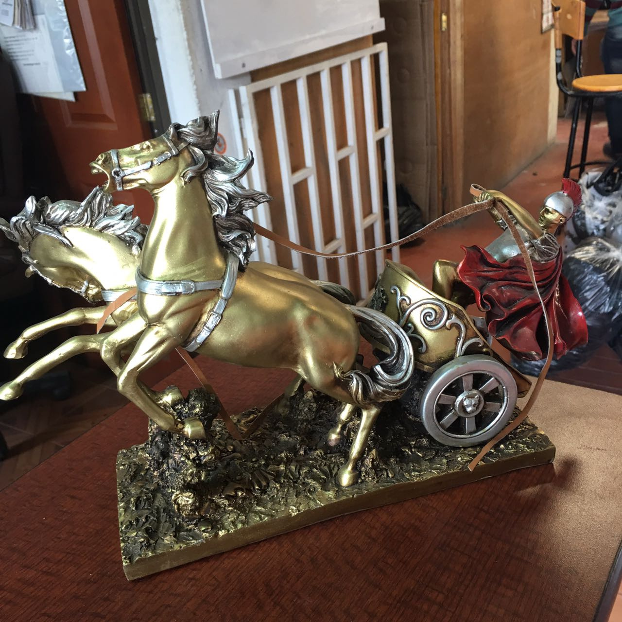 Escultura en resina con acabado
 dorado  y plateado con color