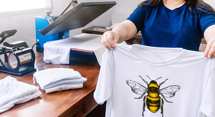 Impresora 3D negra GENZ de marco abierto sobre fondo blanco.