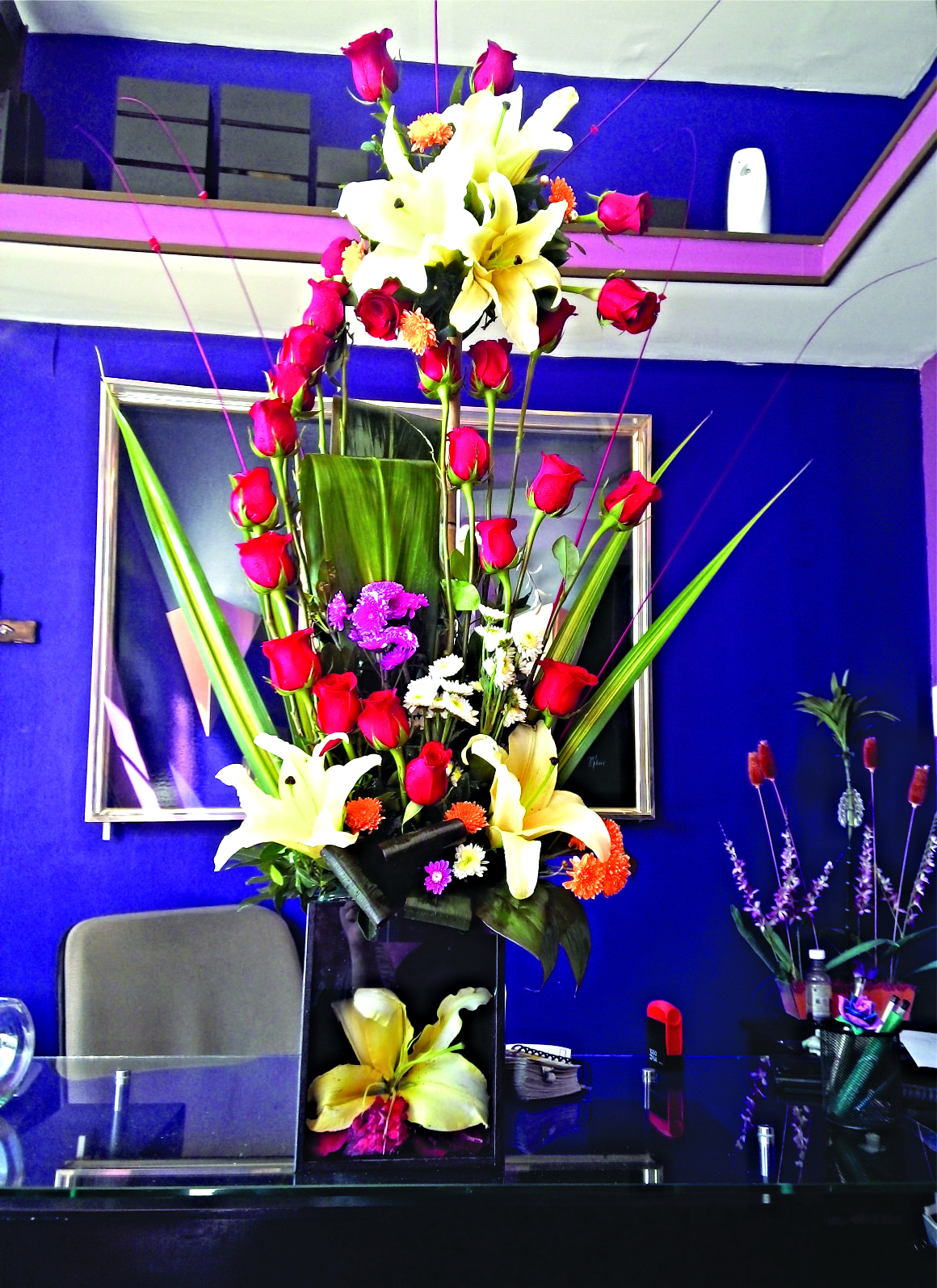 Arreglo A22 de 24 rosas rojas con seis lilies pueden variar el color.
$ 1400