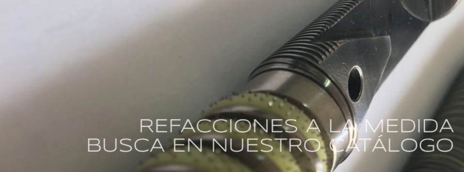 Close-up de una herramienta metálica con texto que dice 'Refacciones a la medida busca en nuestro catálogo'.