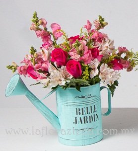 MD - 118  $680
Regadera estilo vintage o  shabby chic, con flores de temporada