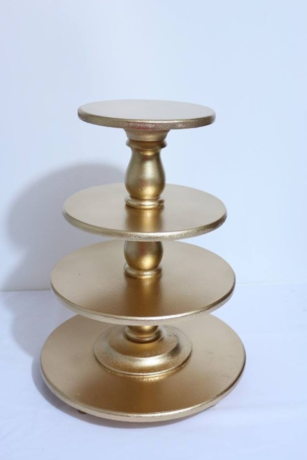 Base redonda para postres 
Color Dorada 4 Niveles
 Medidas: 45cm de Altura  
Alquiler $30.000
