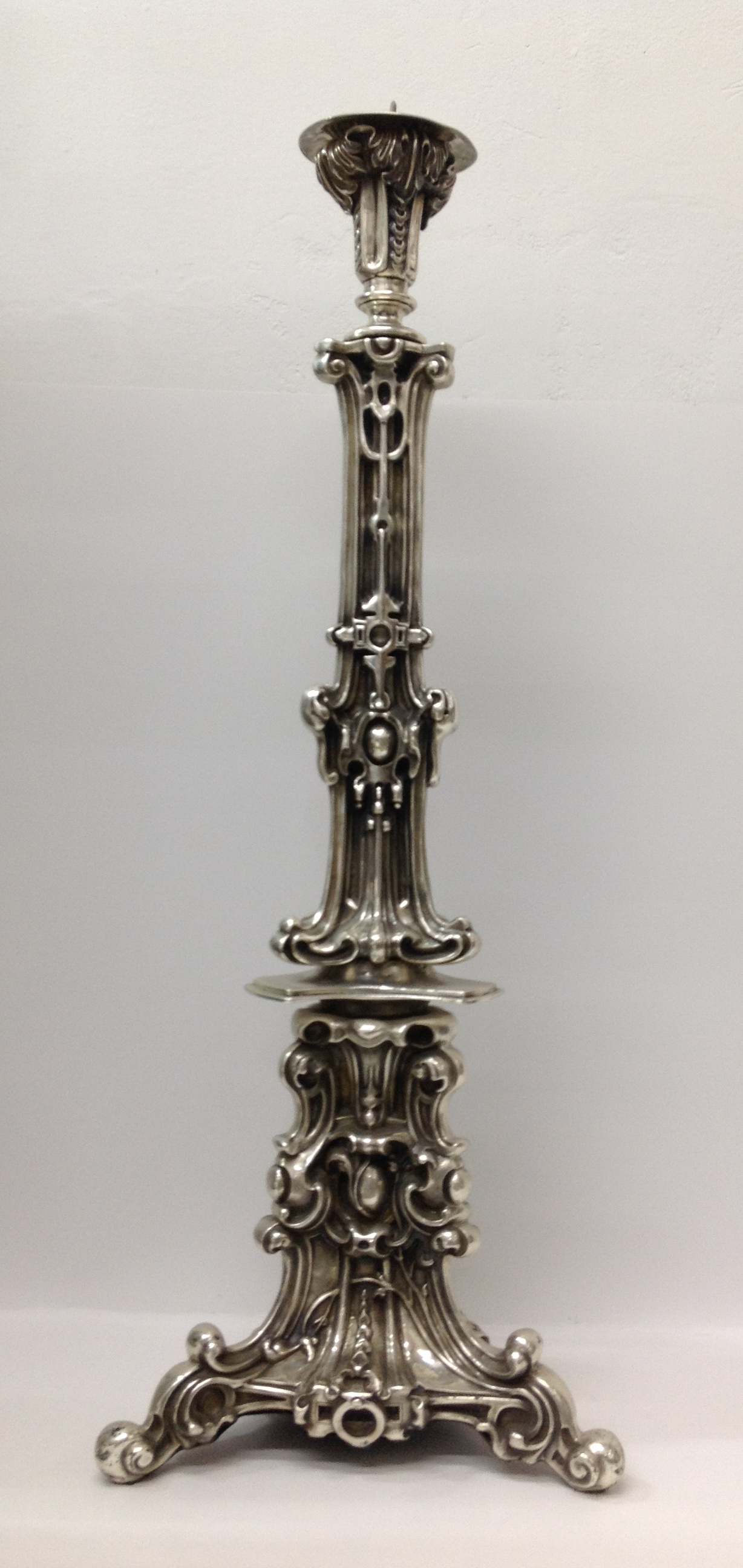 CANDELERO DE PLATA CON RELIEVES DE 80CM.

preguntar por existencias.