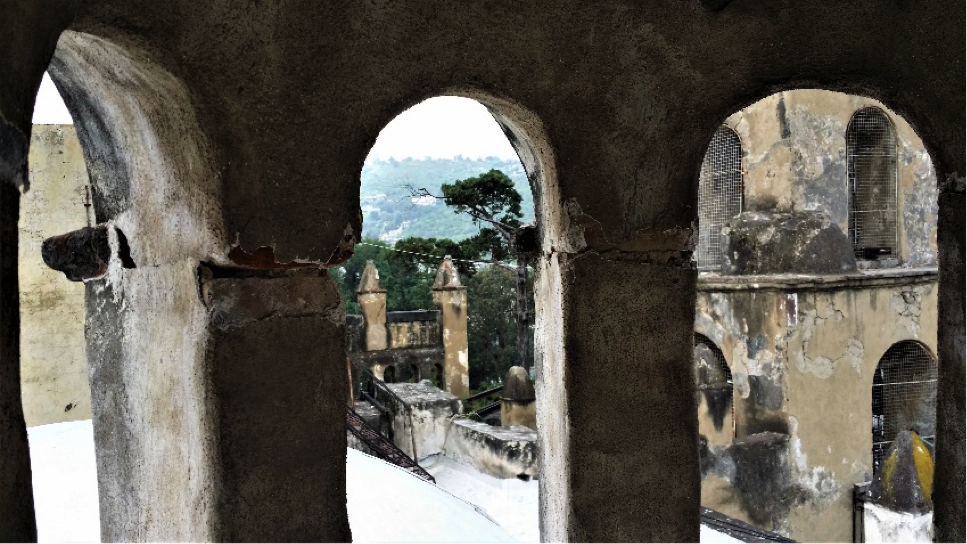 San Pedro Actopan. San Pedro se asoma y lamenta al ver su templo dañado