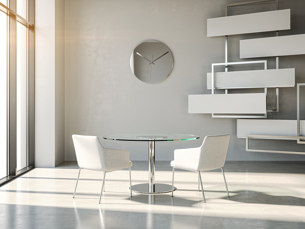 Comedor moderno minimalista con mesa redonda de vidrio, dos sillas blancas, reloj de pared y luz natural