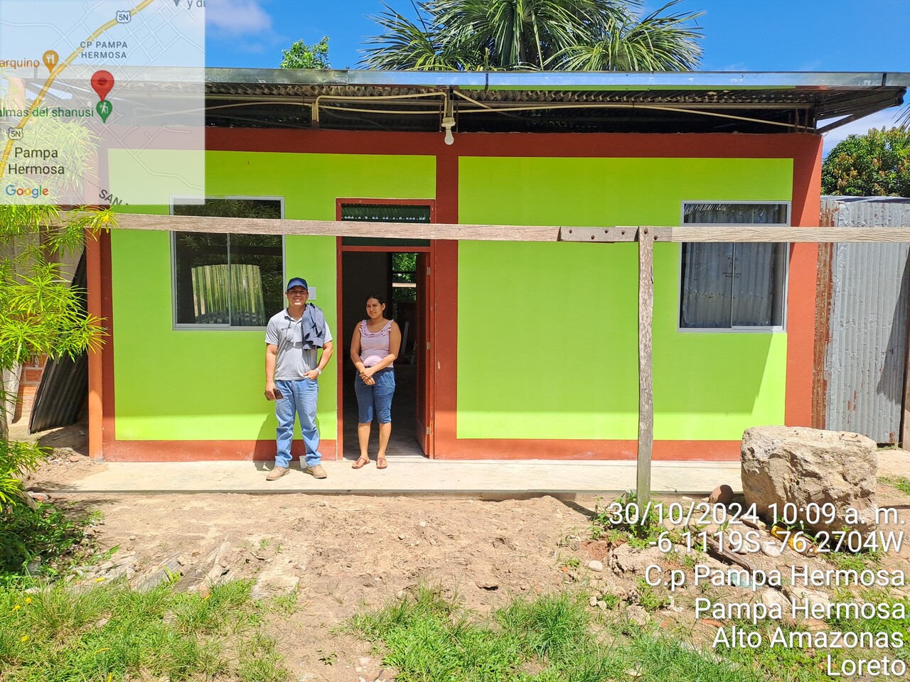 Oficina moderna con pantalla que muestra el texto 'Inversiones Verdes' sobre fondo de follaje verde, mesas y sillas en primer plano, y grandes ventanales al fondo. Oficina moderna con pantalla que muestra el texto 'Inversiones Verdes' sobre fondo de follaje verde, mesas y sillas en primer plano, y grandes ventanales al fondo.