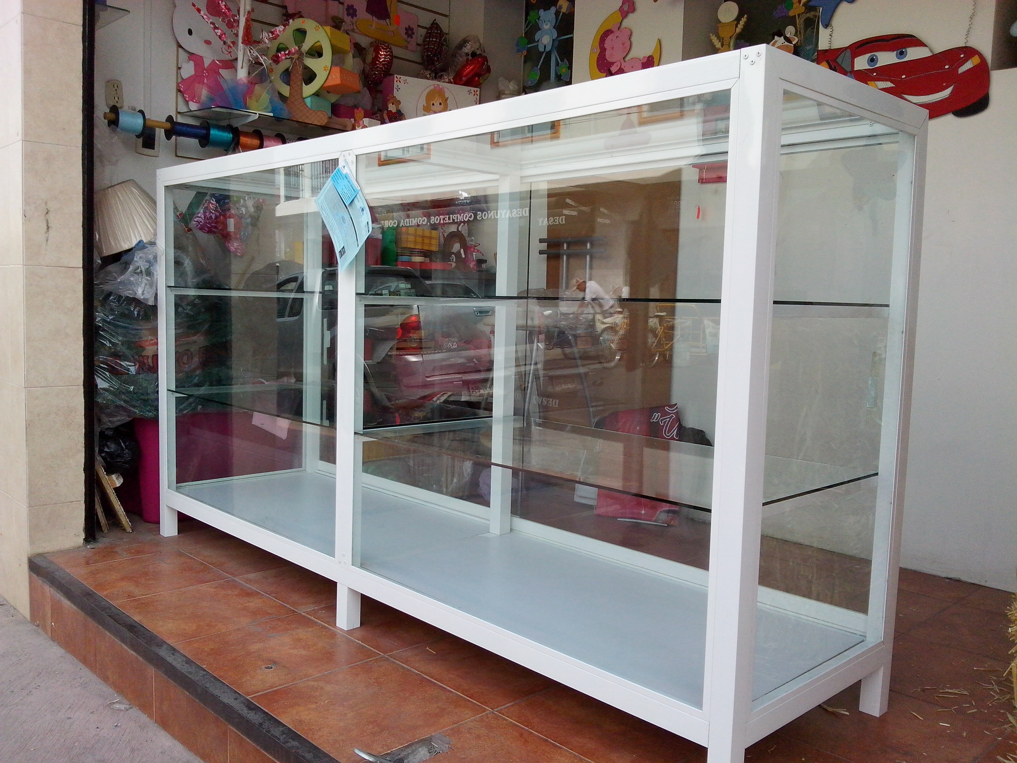 Vitrina en negocio.