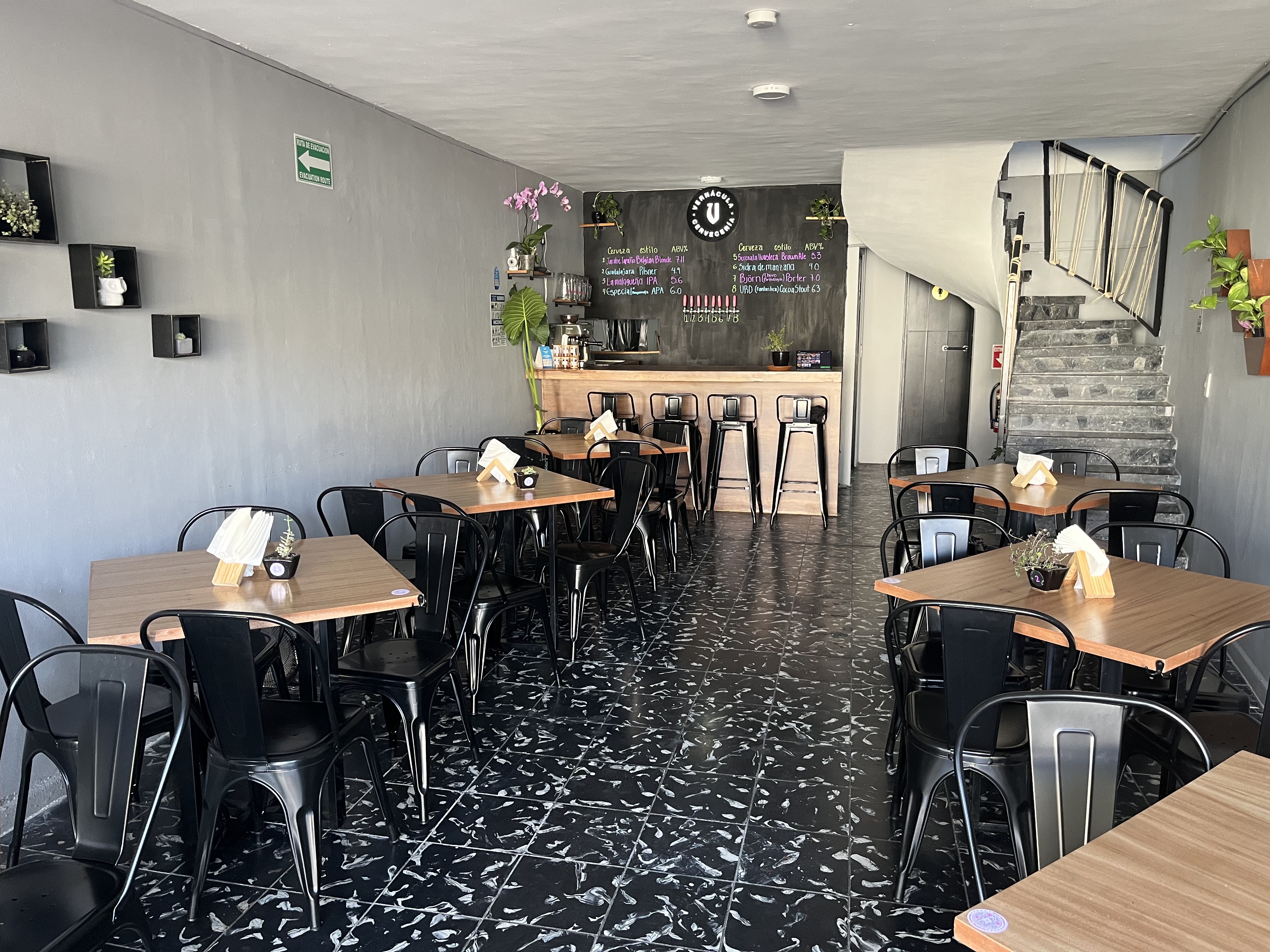 tienda de concreto marrón y gris