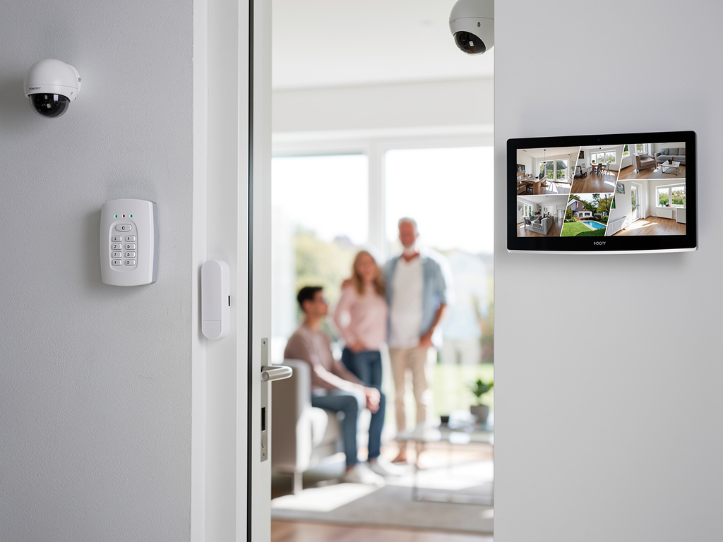 Sistema de seguridad para el hogar con cámaras, teclado de alarma, sensor de puerta y monitor de videovigilancia Sistema de seguridad para el hogar con cámaras, teclado de alarma, sensor de puerta y monitor de videovigilancia