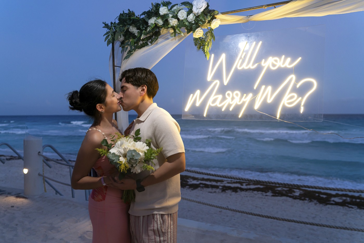 https://0201.nccdn.net/1_2/000/000/0bc/4ce/marriage-proposal-fiesta-americana-condesa-cancun-mexico-lux-art.jpg