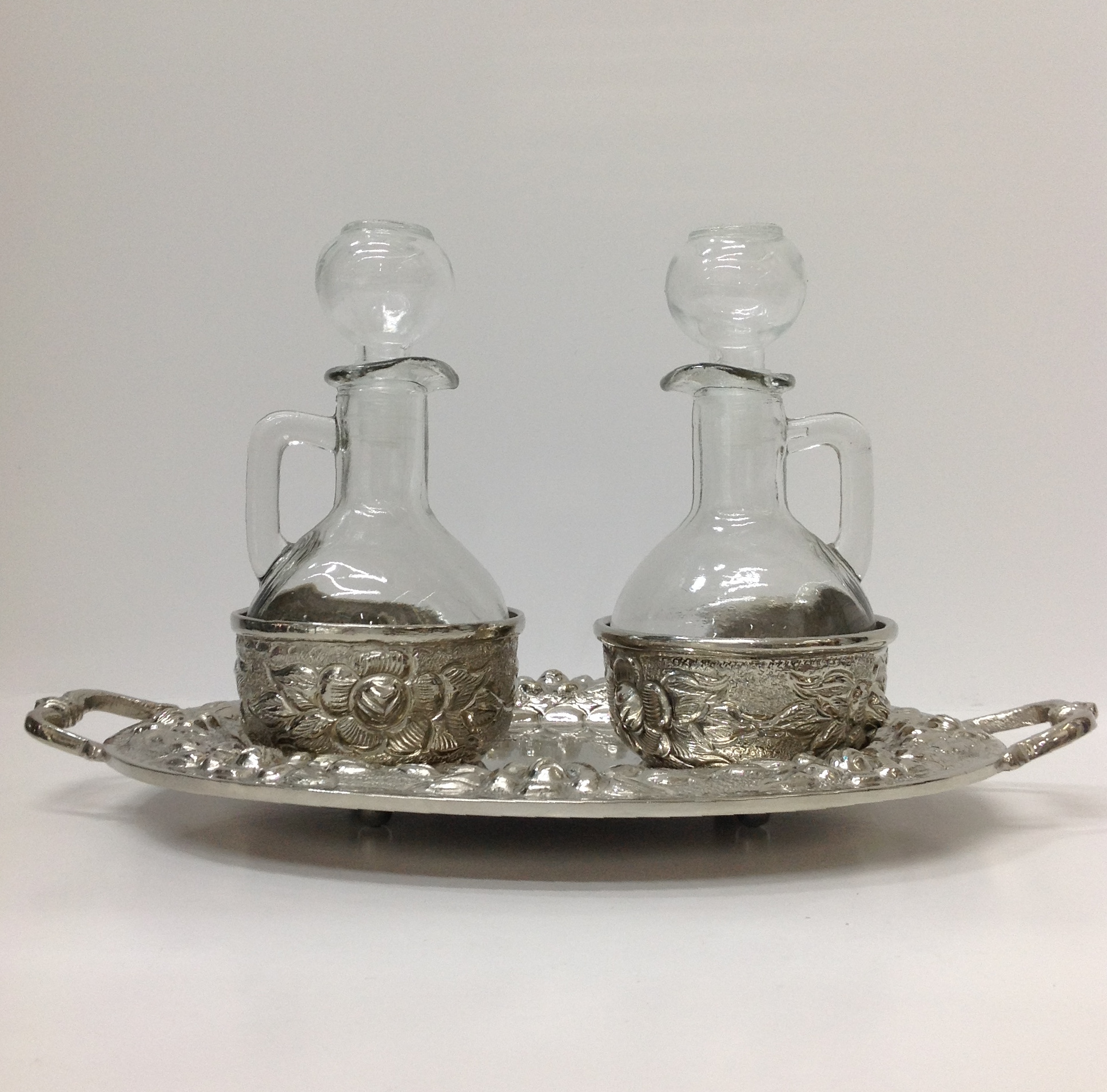 VINAJERA CON CHAROLA DE LATÓN CON BAÑO DE PLATA