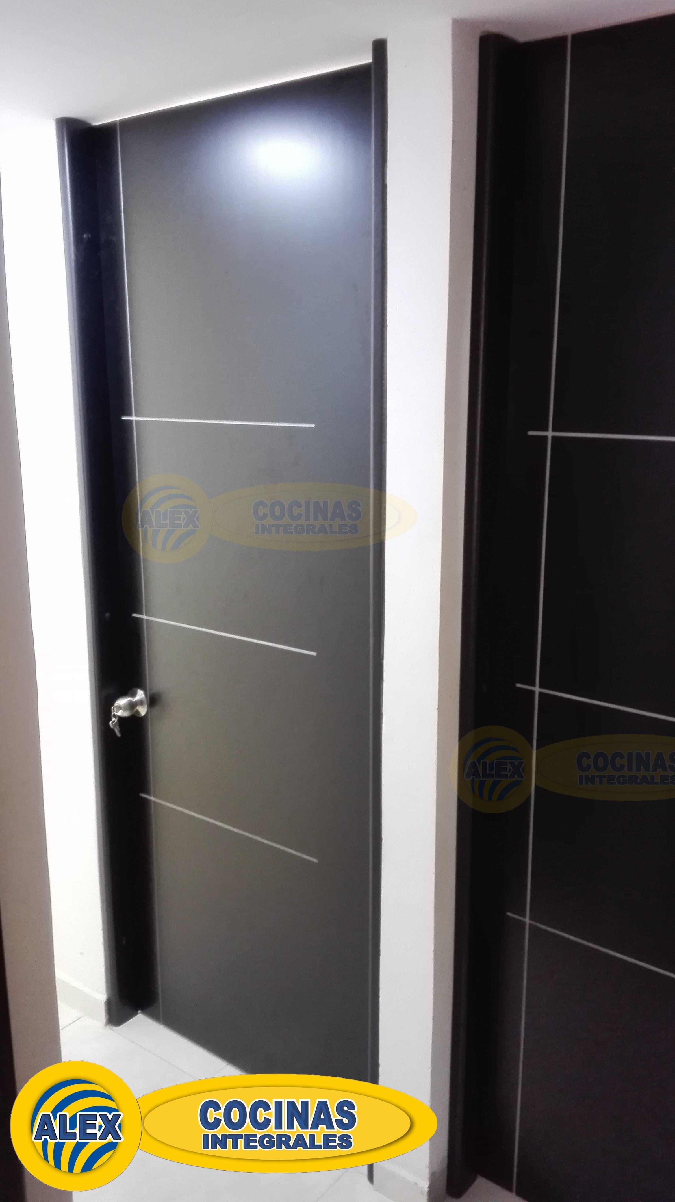 Puertas entamboradas color Negro con vaciados en color aluminio