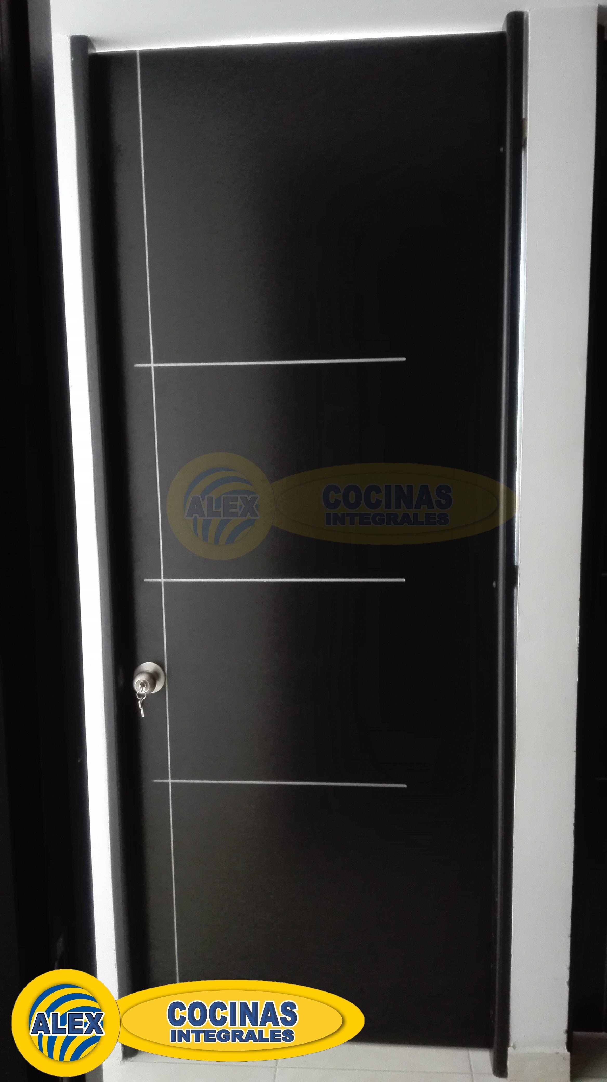 Puertas entamboradas color Negro con vaciados en color aluminio