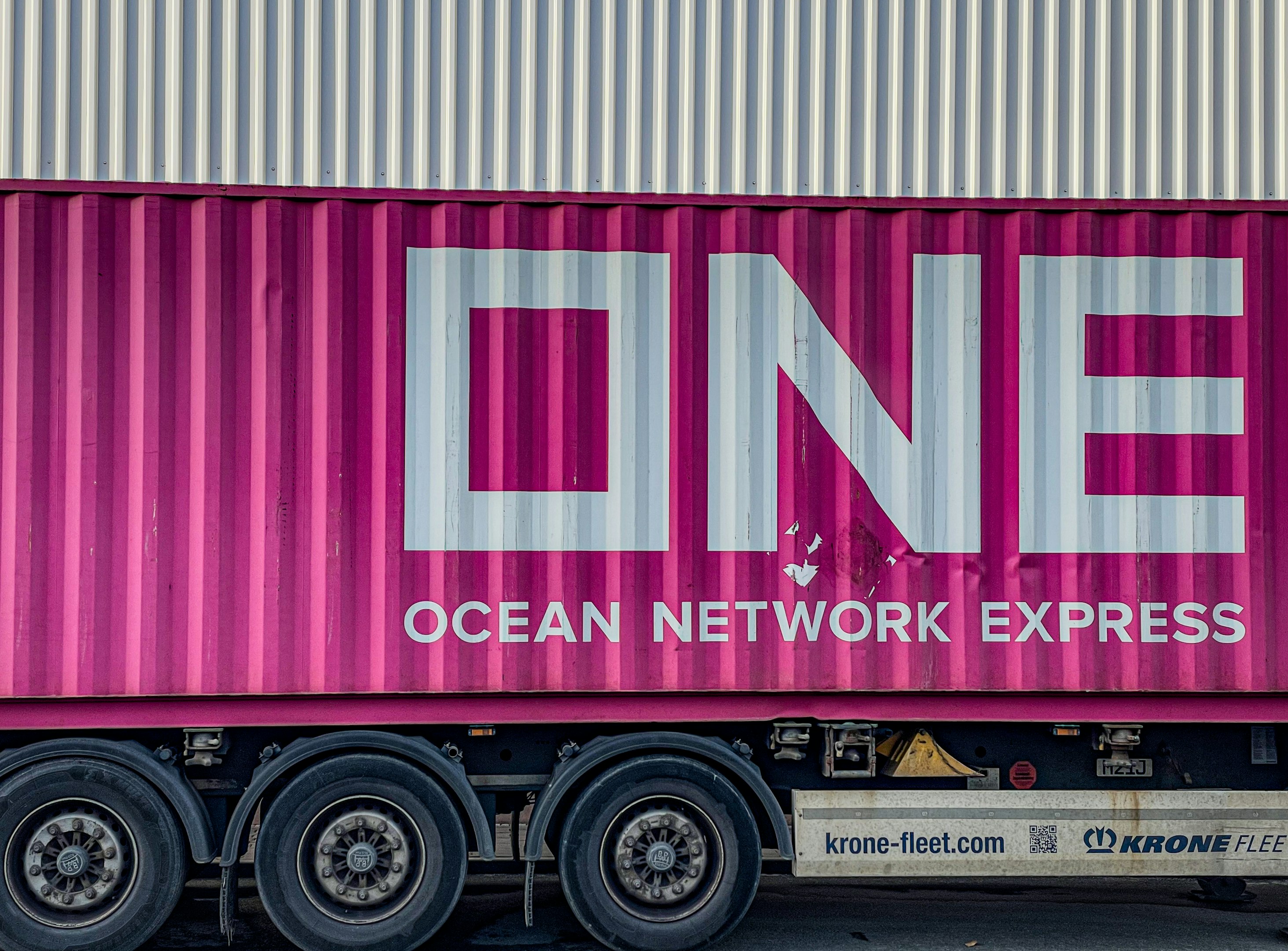 un camión rosa con la palabra ocean network express pintada